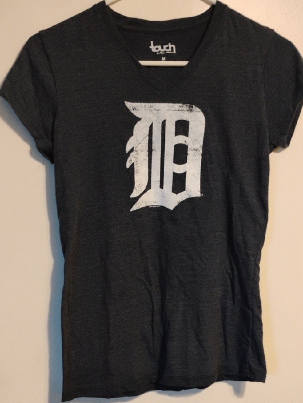 Women's Touch by Alyssa Milano V-Neck Tee Shirt Medium Old English "D" EUC
